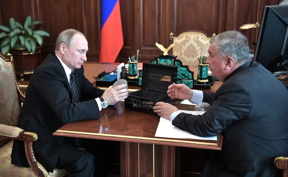 Putin Aids Sechin as Russia’s Rouble Drops