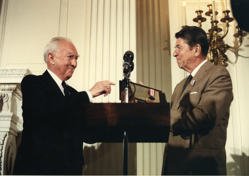 Stefan Korboński wręcza prezydentowi USA Ronaldowi Reaganowi Krzyż Armii Krajowej