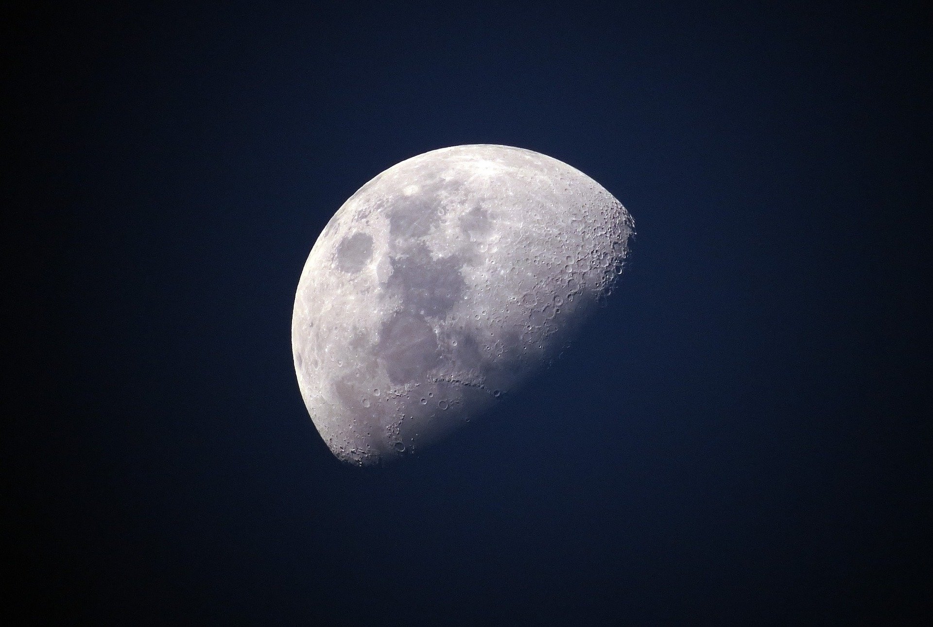 Chińska sonda powraca z Księżyca