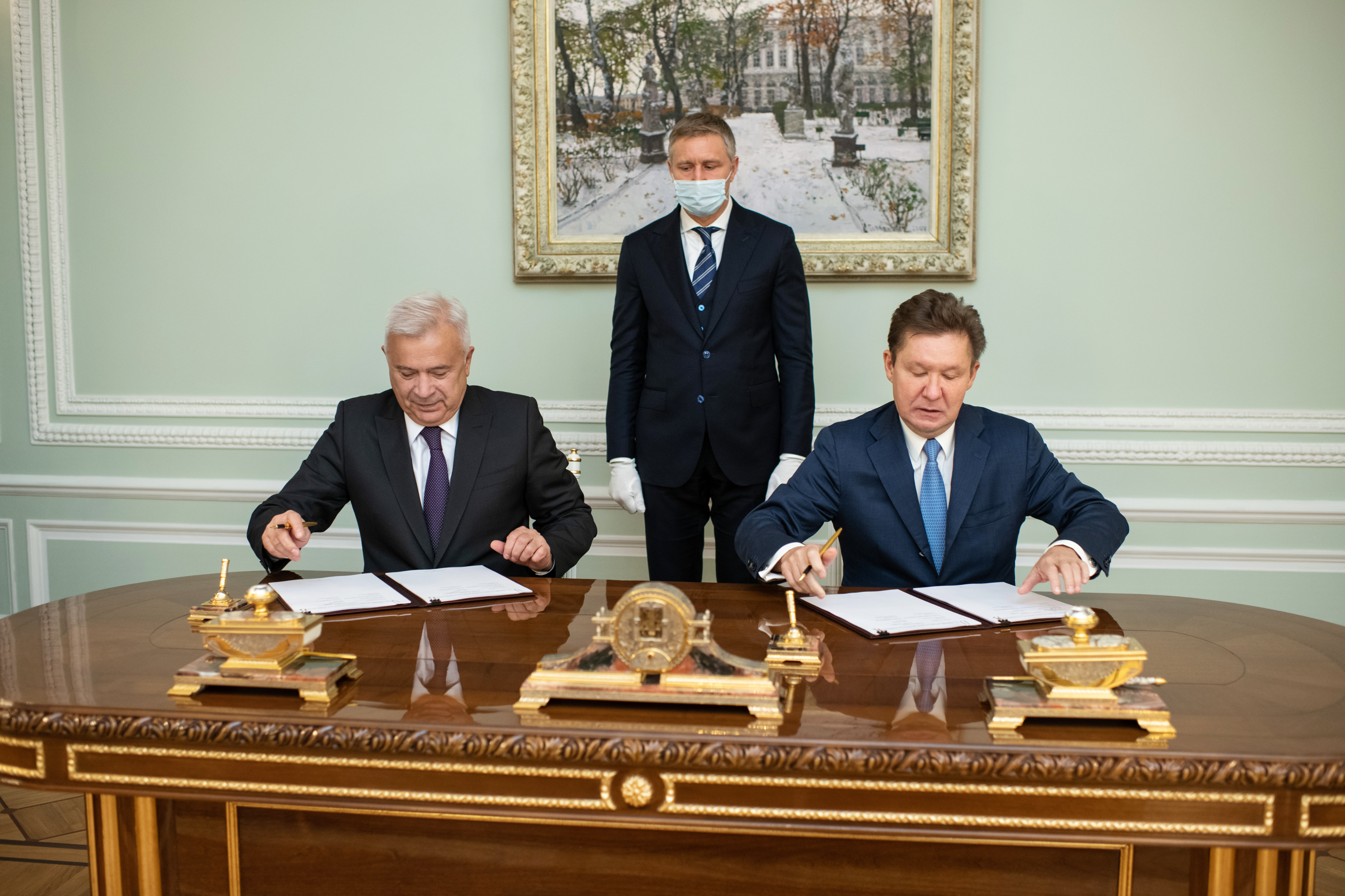 Gazprom, Lukoil Sign Deal to Jointly Develop Two Hydrocarbon Fields