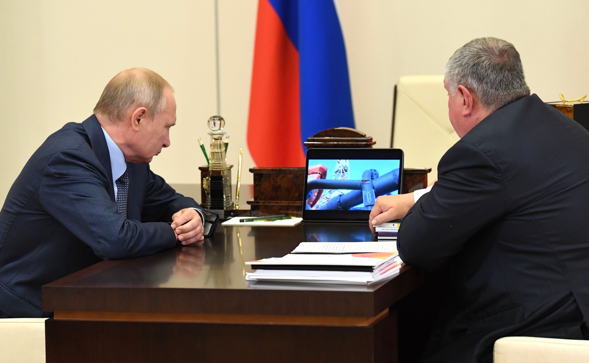 Rosneft’s Sechin Brags About Arctic Oil Discovery